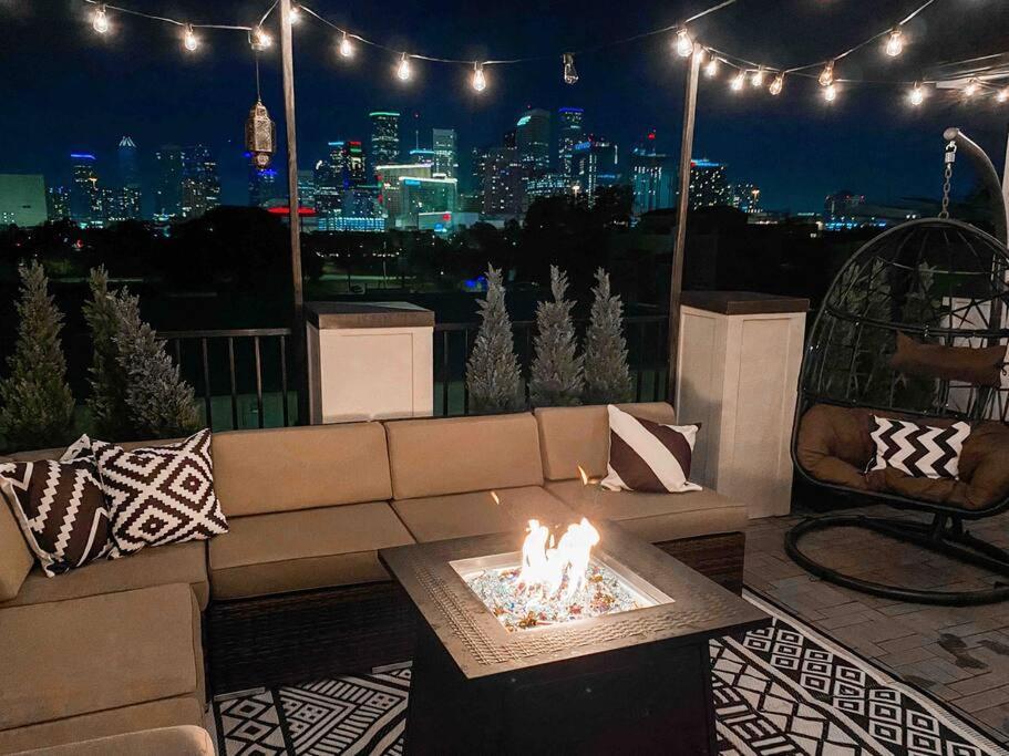 Luxury Downtown Home W Rooftop Deck In The Skyline ヒューストン エクステリア 写真