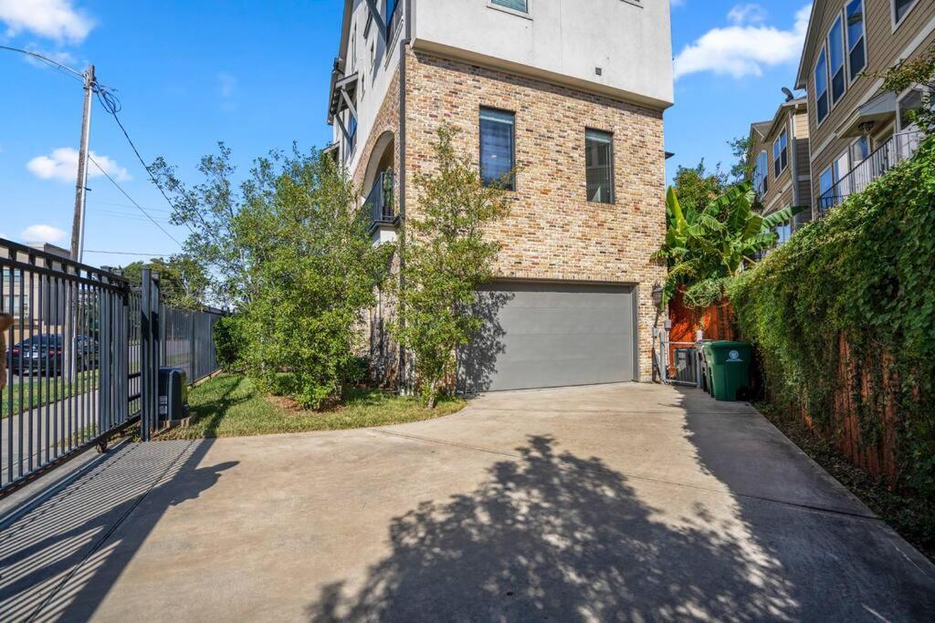 Luxury Downtown Home W Rooftop Deck In The Skyline ヒューストン エクステリア 写真